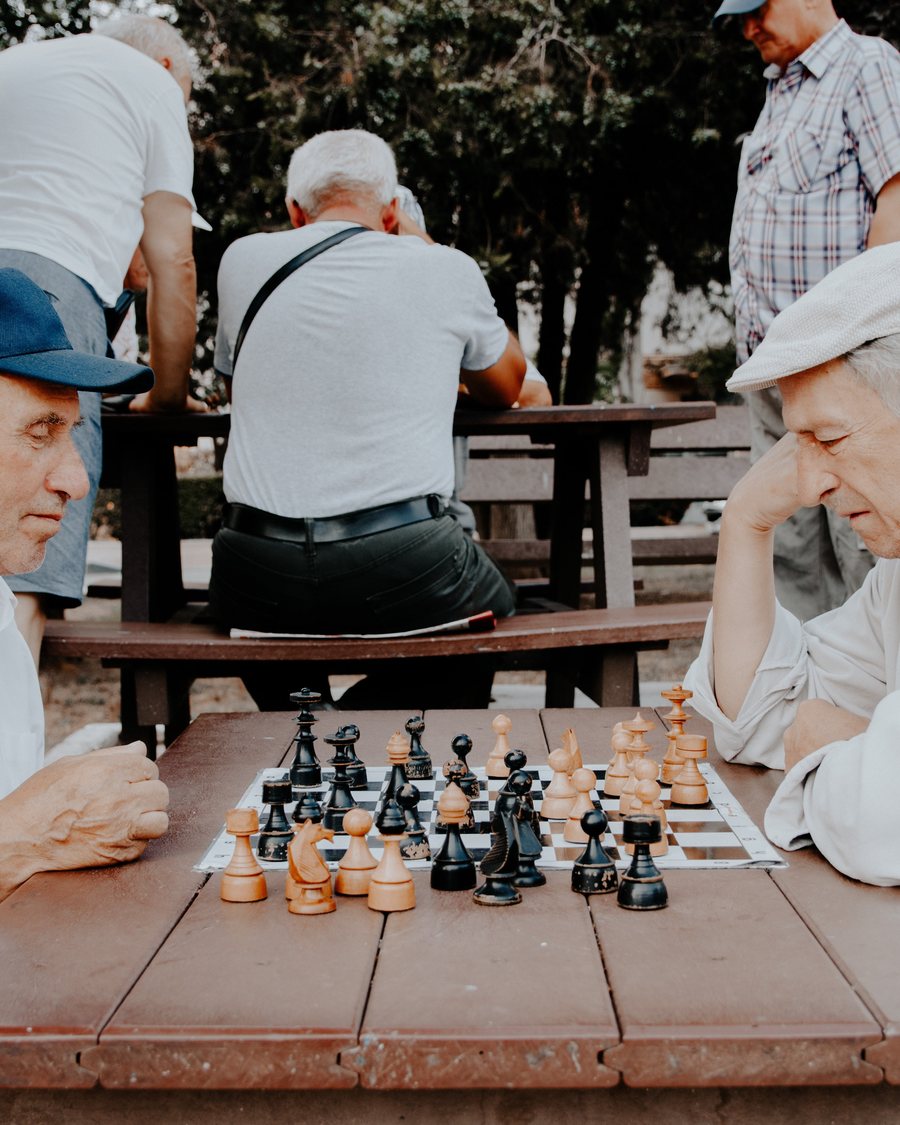 קשישים נהנים מחיים פעילים ודיגניים